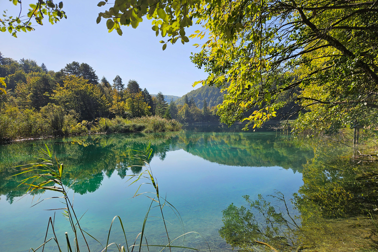 Da Zagabria: tour privato dei Laghi di Plitvice e del villaggio di RastokeDa Zagabria: Laghi di Plitvice e villaggio di Rastoke con pranzo