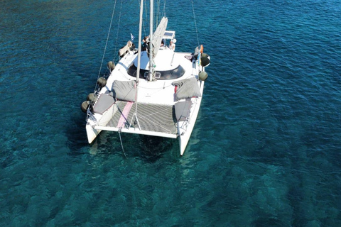 Santorini:Catamaran: private cruise with food &amp; drinksSantorini: private catamaran cruise with food &amp; drinks