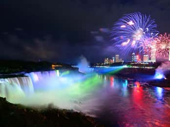 Niagarafälle Kanada: Lichtershow mit Abendessen & Bootsfahrt Niagarafälle Kanada: Lichtershow mit Abendessen & Bootsfahrt