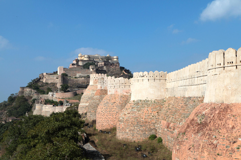 3 Tage Udaipur Stadtführung am See mit Kumbhalgarh FortDiese Option beinhaltet einen privaten AC-Transport und einen Reiseführer