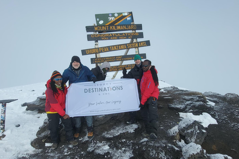 Kilimanjaro: trekking di 8 giorni lungo il percorso Marangu con pernottamento in rifugioKilimanjaro: 8 giorni di trekking sul percorso Marangu con pernottamento in rifugio