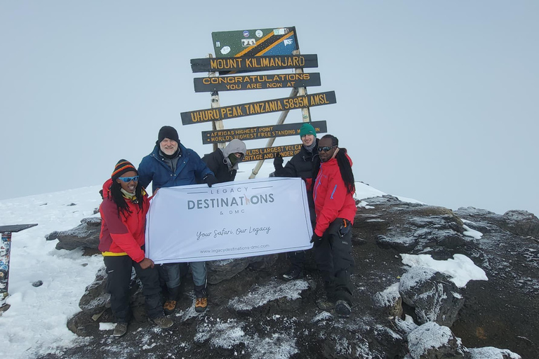 Kilimanjaro: trekking di 8 giorni lungo il percorso Marangu con pernottamento in rifugioKilimanjaro: 8 giorni di trekking sul percorso Marangu con pernottamento in rifugio