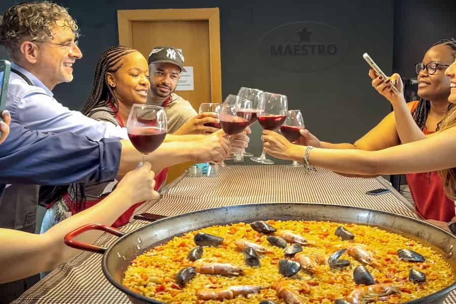 Barcelona: Meeresfrüchte-Paella ★Maestro★ & Tapas & Sangria. Foto: GetYourGuide Barcelona: Meeresfrüchte-Paella ★Maestro★ & Tapas & Sangria. Foto: GetYourGuide