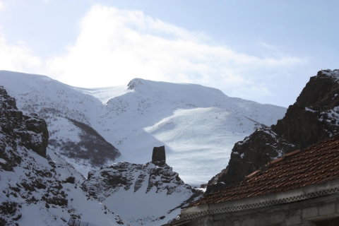 Von Tiflis aus: Ganztägige Schneeschuhwanderung nach KazbegiVon Tiflis aus: Ganztägige private Schneeschuhwanderung nach Kazbegi