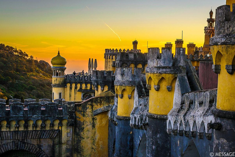 Da Lisbona: Tour del Palazzo Pena, Regaleira, Sintra e CascaisPunto di incontro a Lisbona