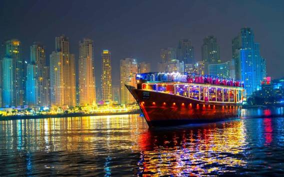 Dubai: Dhow Cruise Dinner mit BBQ, Unterhaltung und Shows