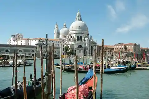 Da Parenzo: Traversata in catamarano a Venezia di sola andata o di andata e ritorno