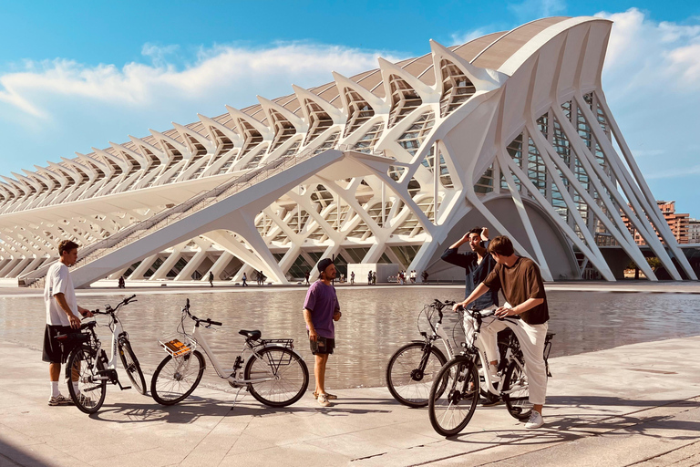 Valencia: Historic Center and City of Arts Guided Bike Tour Small Group in French