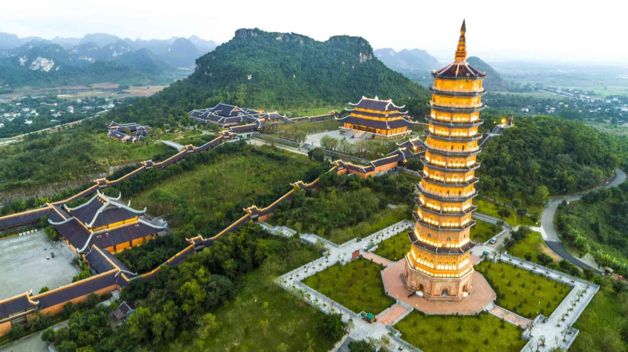 Von Hanoi aus: Tagestour nach Bai Dinh, Trang An und zur Mua-Höhle