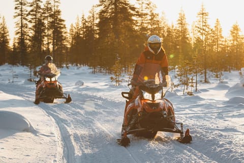 Ylläs: Schneemobil Tour zum arktischen Schneedorf & Snack