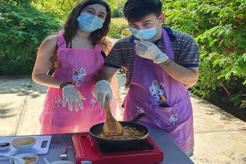 Jantar da aula de culinária e aproveitar o mercado noturno local