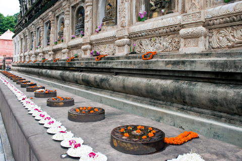 From Varanasi: Bodhgaya 2-Day Tour with Accommodation