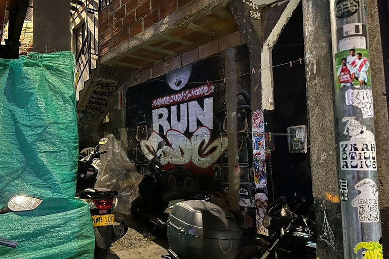 Medellín : visite nocturne de la Comuna 13, mur peint, collation localeMedellín : visite nocturne de la Comuna 13, mur peint, dégustation de snacks locaux