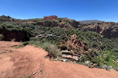 Z Marrakeszu: wodospady Ouzoud z lokalnym przewodnikiem i rejsemUdostępnij Wycieczka Marrakesz: Wodospady Ouzoud z przewodnikiem i rejs statkiem