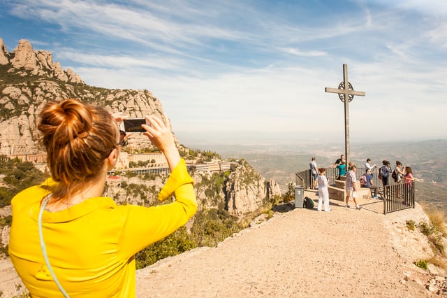 Barcellona: Montserrat con visita alla cantina e pranzo in fattoria