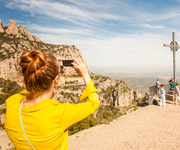 Barcelona: Montserrat with Winery Visit and Farmhouse Lunch