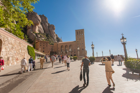 De Barcelona: Viagem de meio dia a Montserrat com vinho e tapasTour em inglês