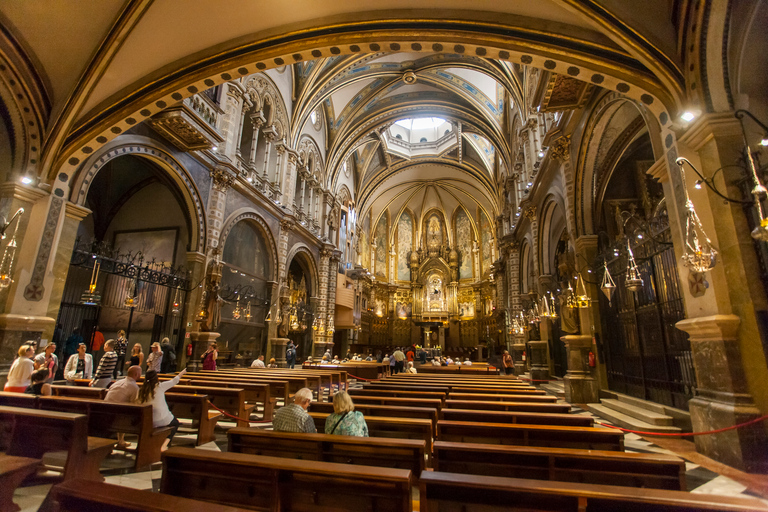 De Barcelona: Viagem de meio dia a Montserrat com vinho e tapasTour em inglês