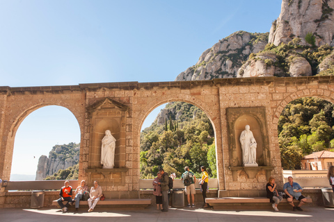 Depuis Barcelone : Excursion d'une demi-journée à Montserrat pour déguster des vins et des tapasVisite en anglais