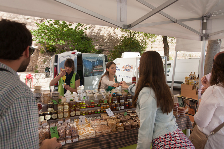 Depuis Barcelone : Excursion d'une demi-journée à Montserrat pour déguster des vins et des tapasVisite en anglais