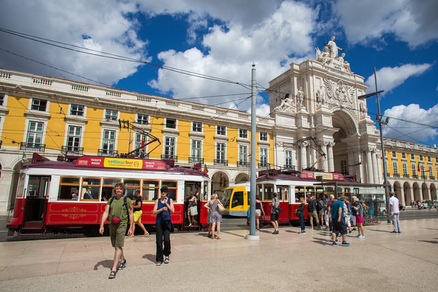 Lisbon: Hills Red Tram Tour by Tram 28 Route 24-Hour Ticket