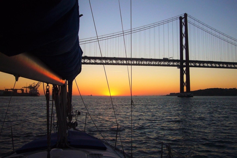Lisboa: tour privado de navegación al atardecer de 2 horasLisboa: Privada 2 horas Sunset Tour de Vela
