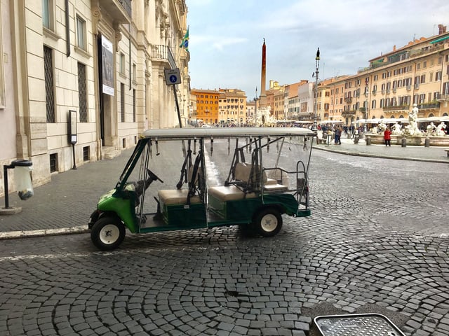 Roma: tour della città imperiale in golf cart con trasferimento opzionale