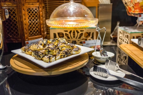 Dubaj: 2-godzinny wieczorny rejs łodzią dau i kolacjaRejs dau po marinie w Dubaju