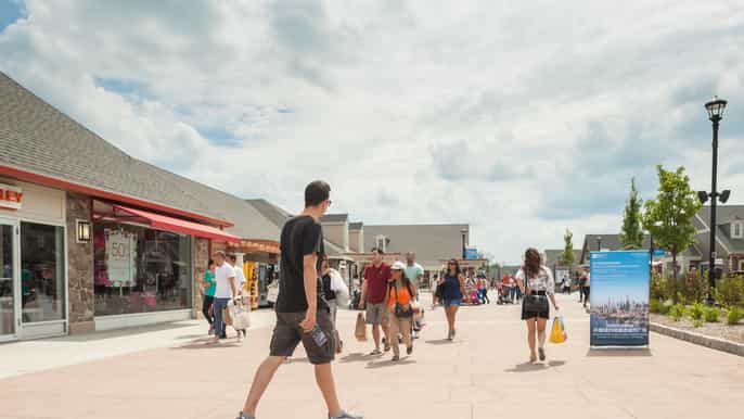 shopping tour in der woodbury commons outlet mall