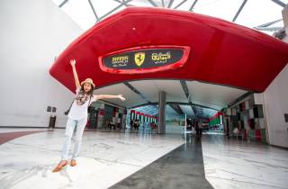 Ab Dubai: Abu Dhabi Tagestour mit Ferrari World Ticket