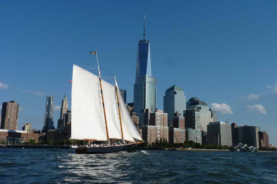 NYC: Kreuzfahrt mit der Freiheitsstatue an Bord eines klassischen Segelboots. Foto: GetYourGuide