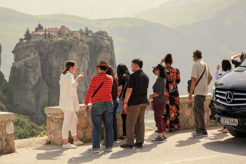 Atenas: Excursión de un día a los Monasterios y Cuevas de Meteora y opción de almuerzoVisita compartida en inglés con traslado en autobús y almuerzo