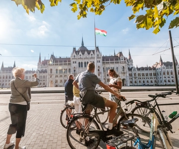 Budapest: Guided City Discovery Bike Tour