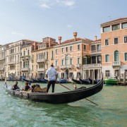 Venezia: giro in gondola di gruppo lungo il Canal Grande