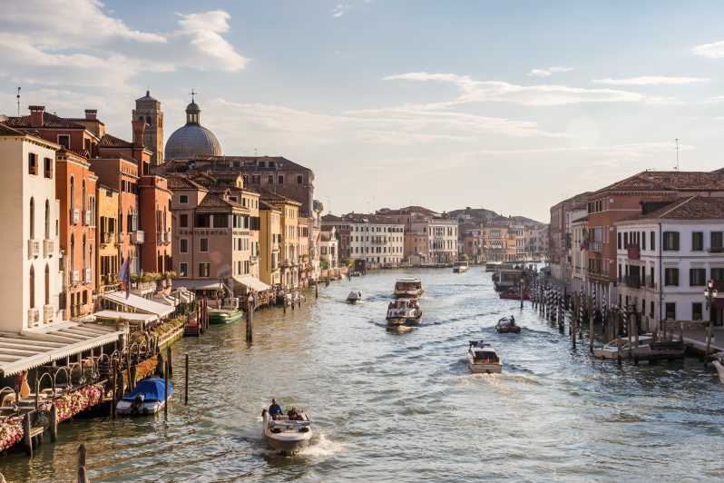 Venedig: Mit dem Wassertaxi von Santa Lucia ins Zentrum