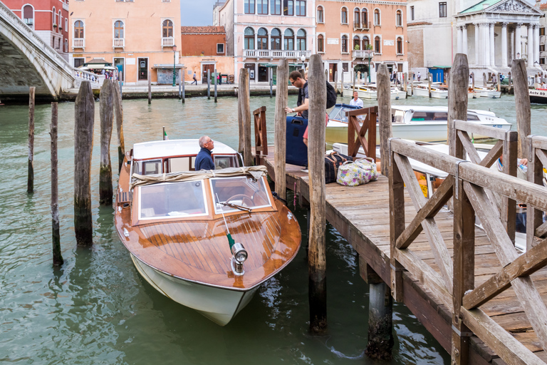 Venedig: Mit dem Wassertaxi von Santa Lucia ins Zentrum