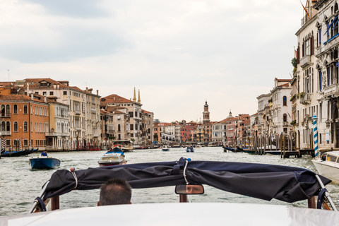 Venedig: Mit dem Wassertaxi von Santa Lucia ins Zentrum