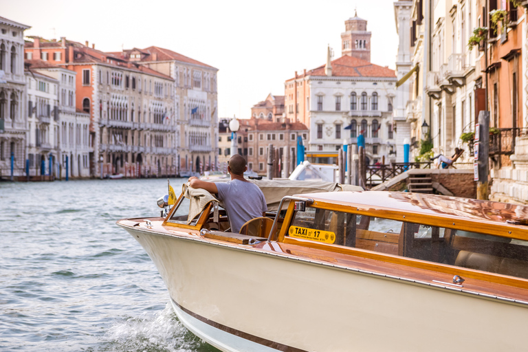 Venedig: Mit dem Wassertaxi von Santa Lucia ins Zentrum