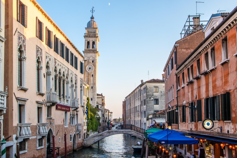 Paseo en barco por Venecia al atardecerTour romántico al atardecer por Venecia en barco típico veneciano