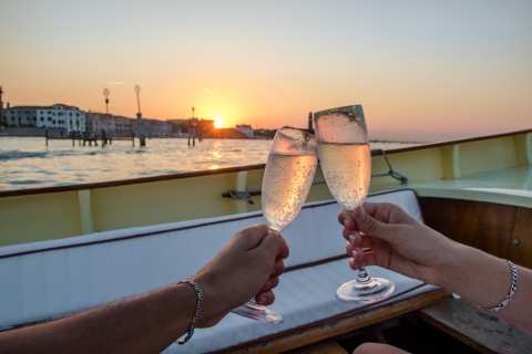 Venetië: zonsondergangtour met een Venetiaanse bootRomantische zonsondergangtour door Venetië per typisch Venetiaanse boot