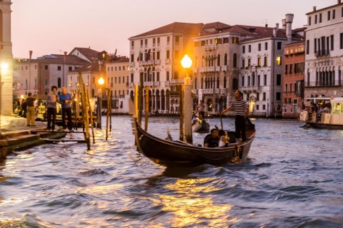 Venetië: zonsondergangtour met een Venetiaanse bootRomantische zonsondergangtour door Venetië per typisch Venetiaanse boot