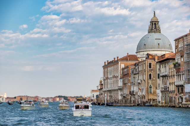 Visit Venice Transfer to/from Airport Shared by Water Taxi & Van in Tokyo
