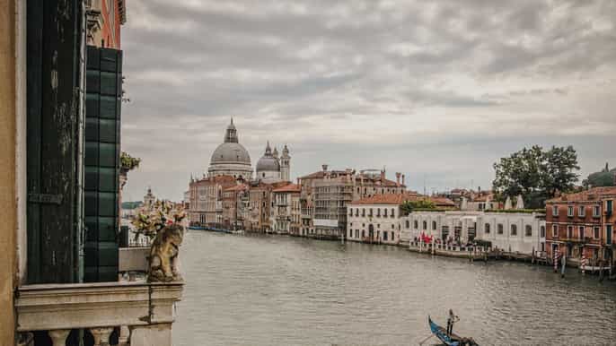 gondola + gala dinner in venetian palace