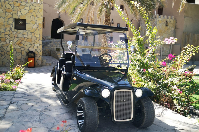 Passeio de carrinho cultural pela vila de Al Aqur