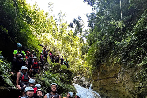 Cebu: Aventura de canyoning nas cataratas de Kawasan com transferes