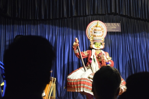 Kochi: Espectáculo nocturno de danza Kathakali con cena y traslado