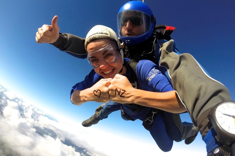 Auckland: 13000, 16000, or 18000-Foot Tandem Skydive 18,000-Foot Tandem Skydive
