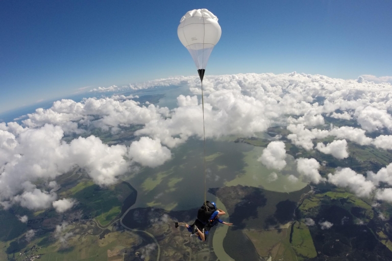 Auckland: Paracaidismo en tándem de 13000, 16000 ó 18000 piesSalto en paracaídas biplaza de 18.000 pies