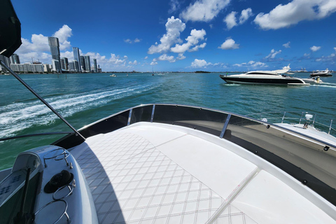 Wynajem jachtu w Miami z skuterami wodnymi, paddleboardami i pontonami