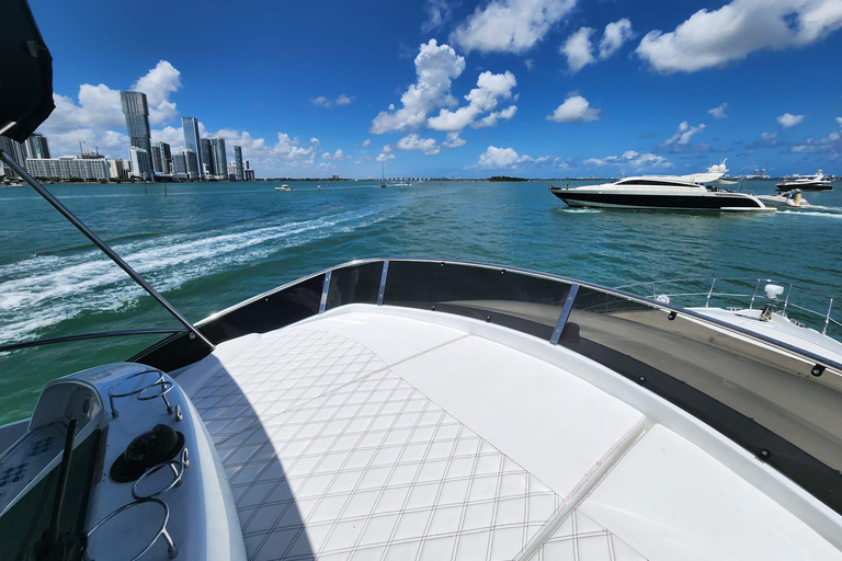Wynajem jachtu w Miami z skuterami wodnymi, paddleboardami i pontonami